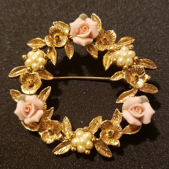 Gold-Tone Pink Porcelain Rose Wreath Brooch. - Picture 3 of 8